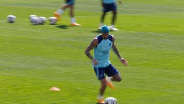 MAJADAHONDA (MADRID), 03/06/2023.- El centrocampista argentino del Atlético de Madrid, Rodrigo de Paul, durante el entrenamiento previo a su último partido de Liga contra el Villarreal en la Ciudad Deportiva en Majadahonda, Madrid, este sábado. EFE/Sergio Pérez
