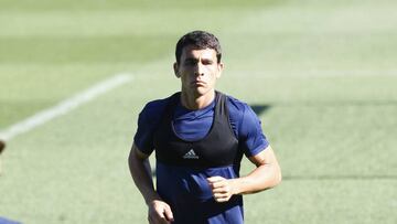 Júnior Alonso corre sobre el césped de Balaídos en su primera entrenamiento con el Celta.