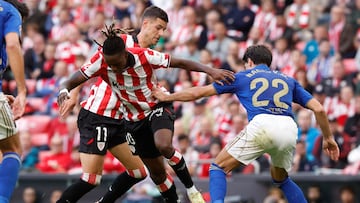 BILBAO, 09/11/2025.- El defensa del Real Oviedo Nacho Vidal (d) disputa un balón con el delantero del Athletic Nico Williams (c) durante el partido de la jornada 12 de Liga disputado este domingo en el estadio de San Mamés. EFE/Miguel Toña