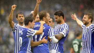 Los jugadores de la Real Sociedad celebrando un gol durante un partido de Liga.