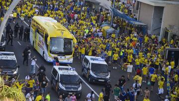 Altercados en al llegada de los jugadores del C&aacute;diz al estadio.