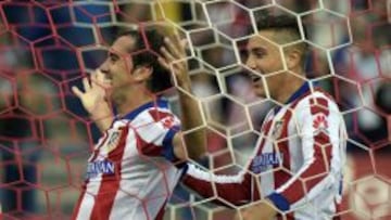 El central uruguayo Gim&eacute;nez celebra el gol de su compatriota, God&iacute;n, en la victoria del Atletico de Madrid ante el M&aacute;laga.