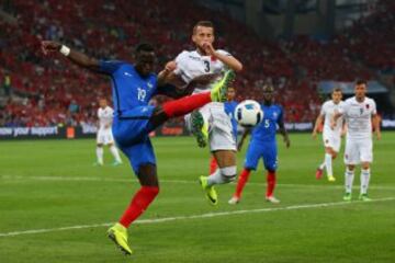 Bacary Sagna y Ermir Lenjani.