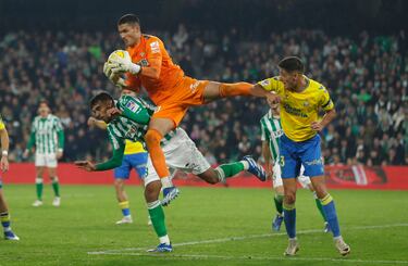 Fue el héroe del Betis ante Las Palmas. Las bajas de Rui Silva y Bravo le suponen una oportunidad para deslumbrar y está decidido a aprovecharlo. Ejecutó cuatro buenas paradas para lograr que su equipo se quedará con la portería a cero y se aseguren los tres puntos. Marvin, Kirian, Coco y Sandro intentaron batirle, pero les fue imposible. 