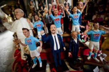 Imagen de la figurita del entrenador del Nápoles, Rafa Benítez junto al resto del equipo y el Papa Francisco en el taller del artista Genny Di Virgilio en Nápoles.