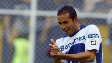 Quien se volvió figura en Pumas en la década de los 2000, primero fue pretendido por Las Águilas, incluso llegó a ser presentado como azulcrema. Sin embargo, Club Universidad le ofreció 50 mil dólares más de salario, no reconoció el acuerdo con los de Coapa y se fue al Pedregal.