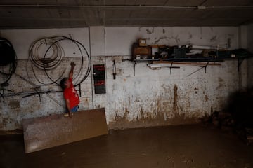 Trabajos de limpieza en el municipio de Benagarmosa, de la Axarquía, tras el paso de la DANA, en Málaga.