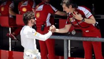 Fernando Alonso saluda a un componente de su antigua escuder&iacute;a, Ferrari.