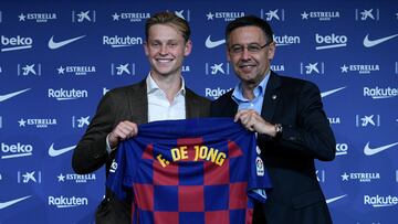 Barcelona's new Dutch midfielder Frenkie de Jong poses with his new jersey next to the football club's president Josep Maria Bartomeu (R) during his official presentation at the Camp Nou stadium in Barcelona on July 5, 2019. (Photo by LLUIS GENE / AFP)