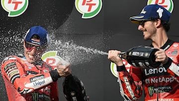 Francesco Bagnaia y Marc Márquez en el podio.