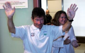 Carlos Soria arrives in Madrid after climbing K2, the second highest peak in the world, in 2004.