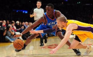 Reggie Jackson y Steve Blake,a por el balón.