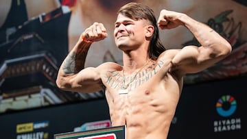 Diego Lopes durante uno de sus pesajes.