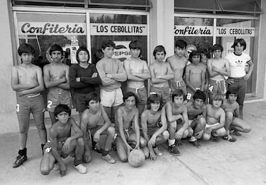 Retrato de los integrantes del equipo juvenil de fútbol Los Cebollitas posando frente a un escaparate, Buenos Aires, Argentina, 1973.