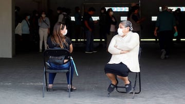 -FOTODELDIA- CH0.SANTIAGO (CHILE), 21/03/2020.- Dos mujeres conversan mientras esperan en la jornada de vacunaci&oacute;n contra la influenza en el Estadio Bicentenario de la Florida este s&aacute;bado, en Santiago (Chile). La campa&ntilde;a de vacunaci&oacute;n contra la Influenza comenz&oacute; el pasado lunes 16 de marzo, mismo d&iacute;a que el Gobierno decret&oacute; estado de emergencia por la pandemia del coronavirus. Este s&aacute;bado, en el Estadio Bicentenario de La Florida, cientos de personas acudieron a vacunarse contra la influenza. El evento cont&oacute; con la asistencia del Ej&eacute;rcito, habilitado para realizar labores asistenciales merced al estado de emergencia que rige en Chile. EFE/Sebasti&aacute;n Silva