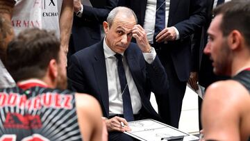 Ettore Messina, en un tiempo muerto, con Sergio Rodr&iacute;guez y Riccardo Moraschini, de espaldas y en primer plano.