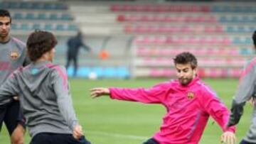<b>INTENSIDAD. </b>Piqué y Villa se emplean a fondo en el centro de un rondo formado por Montoya, Sergi Roberto, Busquets y Pedro.