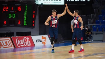 Rokas Giedraitis y Luca Vildoza chochan la mano en un Buesa Arena sin espectadores.