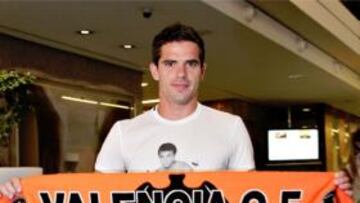 <b>Fernando Gago</b> posa con la bufanda del Valencia.