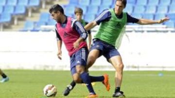 Ansotegi, disputando un bal&oacute;n con su compa&ntilde;ero Vela durante la pretemporada.