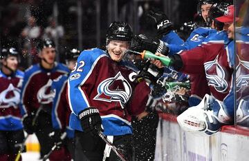 El jugador de los Colorado Avalanche, Gabriel Landeskog es mojado por sus compañeros de equipo tras conseguir un hat-trick contra los Washington Capitals en el partido que jugaron en el Pepsi Center de Denver, Colorado.