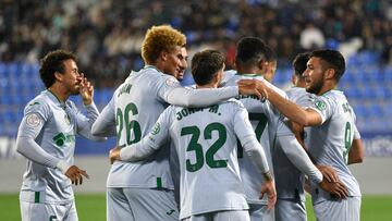 HUESCA, 01/11/2023.- El medio campo irlandés del Getafe John Joe Patrick Finn (2i) celebra con sus compañeros tras marcar el 0-1 durante un encuentro correspondiente a la Copa del Rey entre el CF Tardienta y el Getafe en el campo de fútbol de El Alcoraz de Huesca, este miércoles. EFE/ Javier Blasco