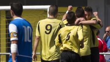 LA UDA Gramenet celebra un gol en su liga de Tercera.