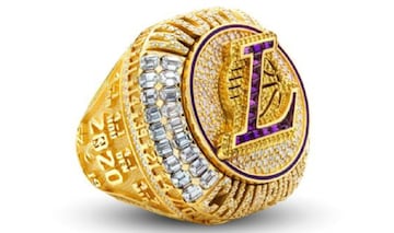 Así es el anillo de campeones de la temporada 2020 de los Angeles Lakers. La franquicia de California lo ha recibido esta noche antes del inicio del partido frente a los Clippers.