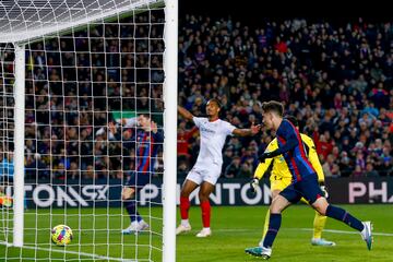 2-0. Gavi marca a placer el segundo tanto tras un centro raso de Raphina al segundo palo.