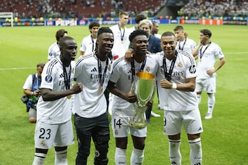 Mbappé celebra con sus compañeros su primer título con el Real Madrid.