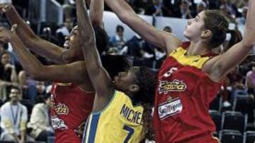 <b>SIN SUERTE. </b>Lima y Abalde lo intentan ante la brasileña Micaela.