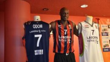 Odom posa con sus camisetas del Baskonia.