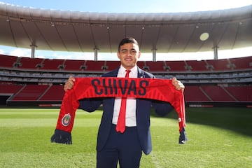 Chivas apuesta por un joven atacante, por quien pagó una jugosa suma de dinero. Llega para competir en la delantera con Alan Pulido, Luis Madrigal y José Godínez, después de la salida de Ángel Zaldívar a Monterrey.