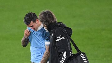 Santi Mina abandona llorando el terreno de juego tras lesionarse el hombro izquierdo contra el C&aacute;diz.