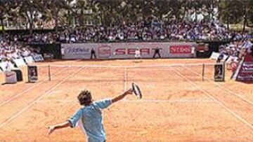 <b>LA 'DIADA' DE SANT JORDI.</B> Desde el primer día, las instalaciones del RCT Barcelona 1899 están recibiendo un enorme flujo de espectadores. Ayer, la fiesta del patrón de Cataluña aumentó el llenazo en la pista central, donde se jugaron partidos con las principales raquetas del torneo.