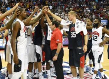 Los miembros de la selección de Estados Unidos se conjuran después de que Paul George se hubiese retirado de la pista tras su grave lesión.