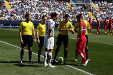 El árbitro Martíne Munuera acompañado por sus asistentes Díaz Pérez Del Palomar y Canales Cerda, el cuarto árbitro Muñoz Pérez y los capitanes Welligton y Javi López. 