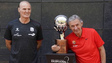 Svetislav Pesic, entrenador del Barça, no tiene reparos en abrazar el trofeo de la Liga Endesa. Antes había bromeado con Dusko Ivanovic, técnico del Kirolbet Baskonia.