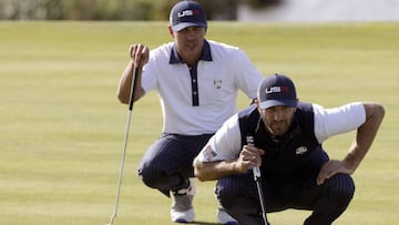 Dustin Johnson y Brooks Koepka observan la bola durante su partida de foursomes en la jornada del s&aacute;bado de la Ryder Cup disputada en Le Golf National Course de Saint-Quentin-en-Yvelines, al suroeste de Par&iacute;s.