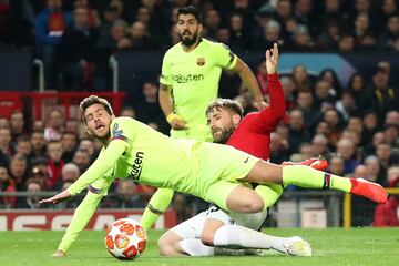 Sergi Roberto y Luke Shaw.