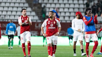 Los futbolistas del Real Murcia, tras el empate ante el Antequera CF.