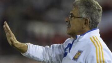 El Tuca dirige en la banca del Monumental en el partido donde perdieron el título ante River.