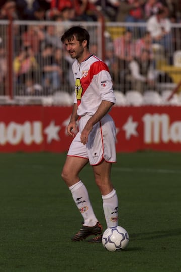 El delantero bosnio llegó al Rayo, tras una larga experiencia en el fútbol turco. En Vallecas sumó 22 goles en las tres temporadas que jugó. Junto con Bolo formó una de las duplas atacantes más importantes del equipo vallecano. 