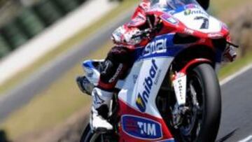 Carlos Checa y su Ducati.