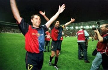 Sergi en el Alavés-Barcelona, con Figo al fondo, tras conseguir el título de Liga 1998-1999.