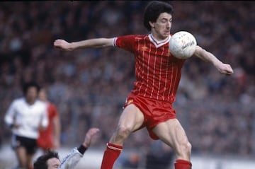 Antes de Gareth Bale y Ryan Giggs, el galés más reverenciado del mundo del fútbol era Ian Rush. Es el máximo goleador en la historia del conjunto del Liverpool, con 346 goles; el máximo anotador de la selección de Gales, con 28 dianas, y poseedor de la Bota de Oro de la temporada 1983-1984. Ganó dos Copas de Europa, cinco títulos de liga y tres FA Cup. En 2013, la afición del Liverpool lo eligió como el tercer mejor jugador de su historia.