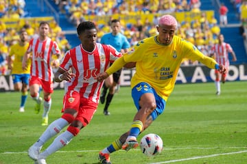 Ramazani disputa un balón en Las Palmas con Araujo.
