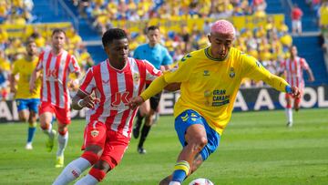 El defensa de Las Palmas Juli?n Araujo y el centrocampista belga del Almer¨ªa Largie Ramazani.