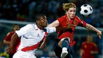<b>TORRES SIGUE SIN VER PUERTA. </b> Fernando Torres no marca un gol con la Selección española desde el 12 de septiembre de 2007, cuando anotó frente a Letonia. Ayer siguió sin estar al nivel del Liverpool y apenas dispuso de ocasiones. El mediocampo no conectó con el ariete y Luis lo sustituyó en el descanso. Pese a todo, sigue siendo el delantero más efectivo desde que Luis es técnico, con 15 goles marcados en 48 partidos.