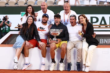 El tenista murciano posa con su familia en la pista central de Roland Garros.